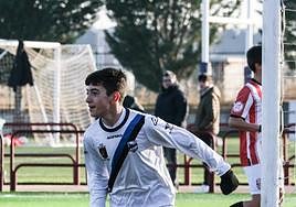 Un jugador del Valvanera celebra un tanto.