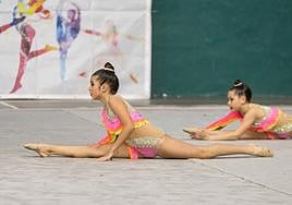 Dos escolares, durante un momento de uno de sus ejercicios.