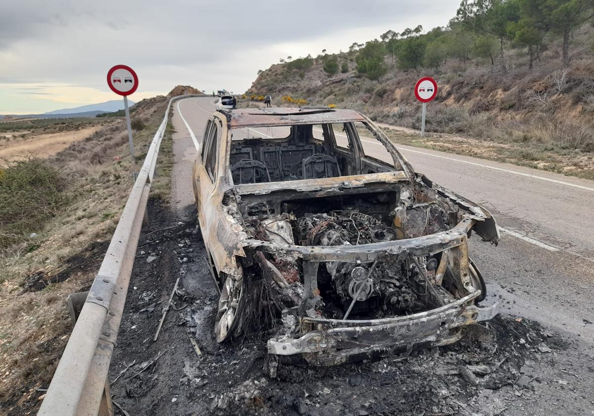 Arde un coche en la LR-289 en el término de Alfaro