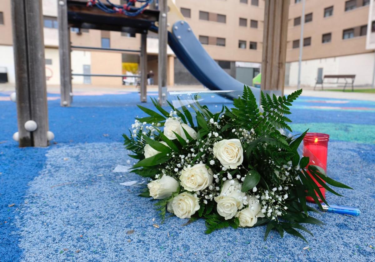 Ramo de flores depositado en el parque infantil de Lardero, en memoria de Álex, al cumplirse el primer aniversario de su asesinato.