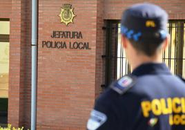 Un agente municipal, en la Jefatura de Policía de Calahorra