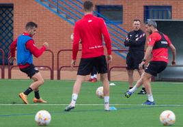 Raúl Llona da indicaciones en un entrenamiento de la SDL en Pradoviejo