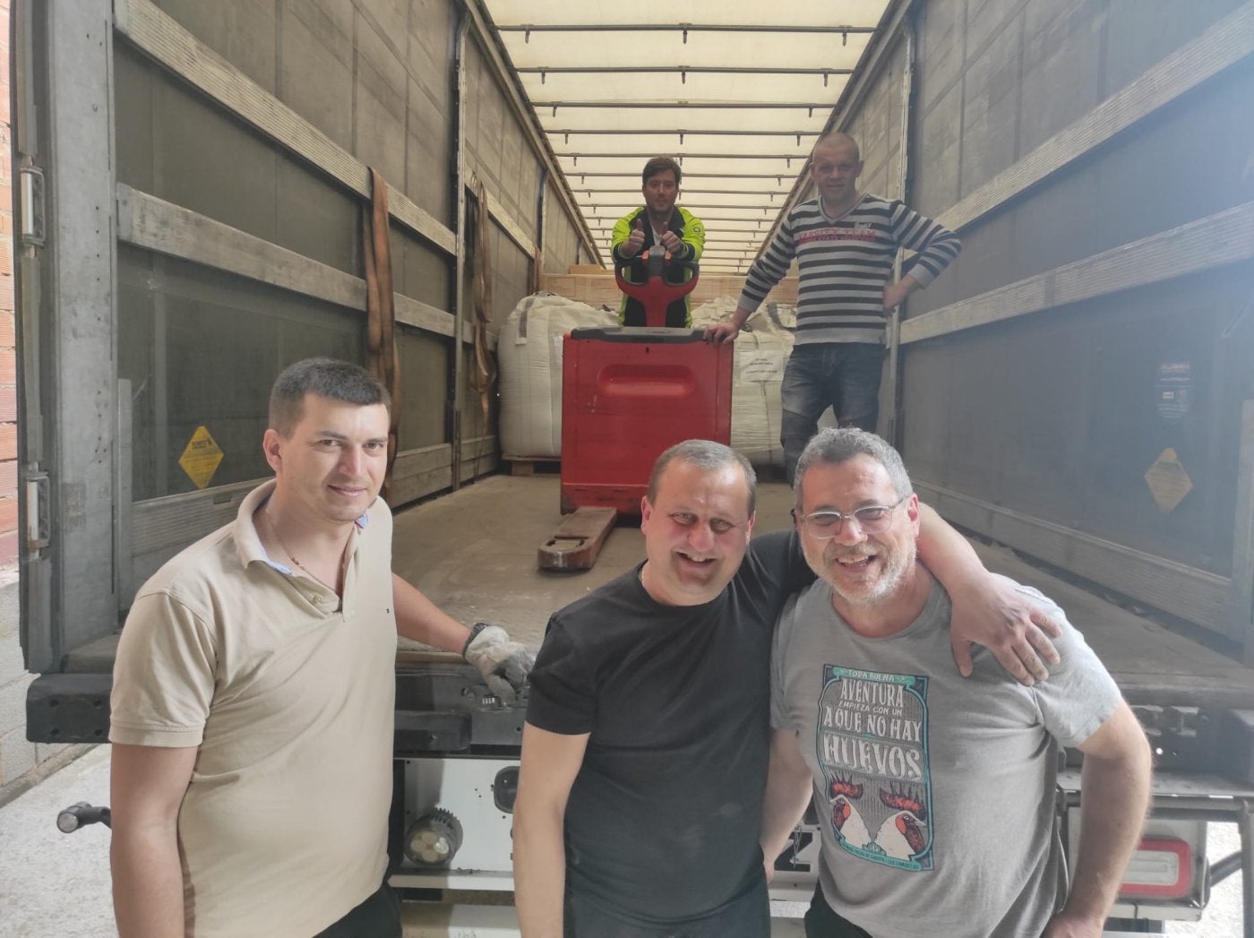 Tres ucranianos y dos catones del colectivo de Autol, llenando el camión con lo donado desde Arnedo.