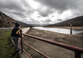 Imagen de ayer del embalse de Pajares, que se encuentra al 38% de su capacidad.