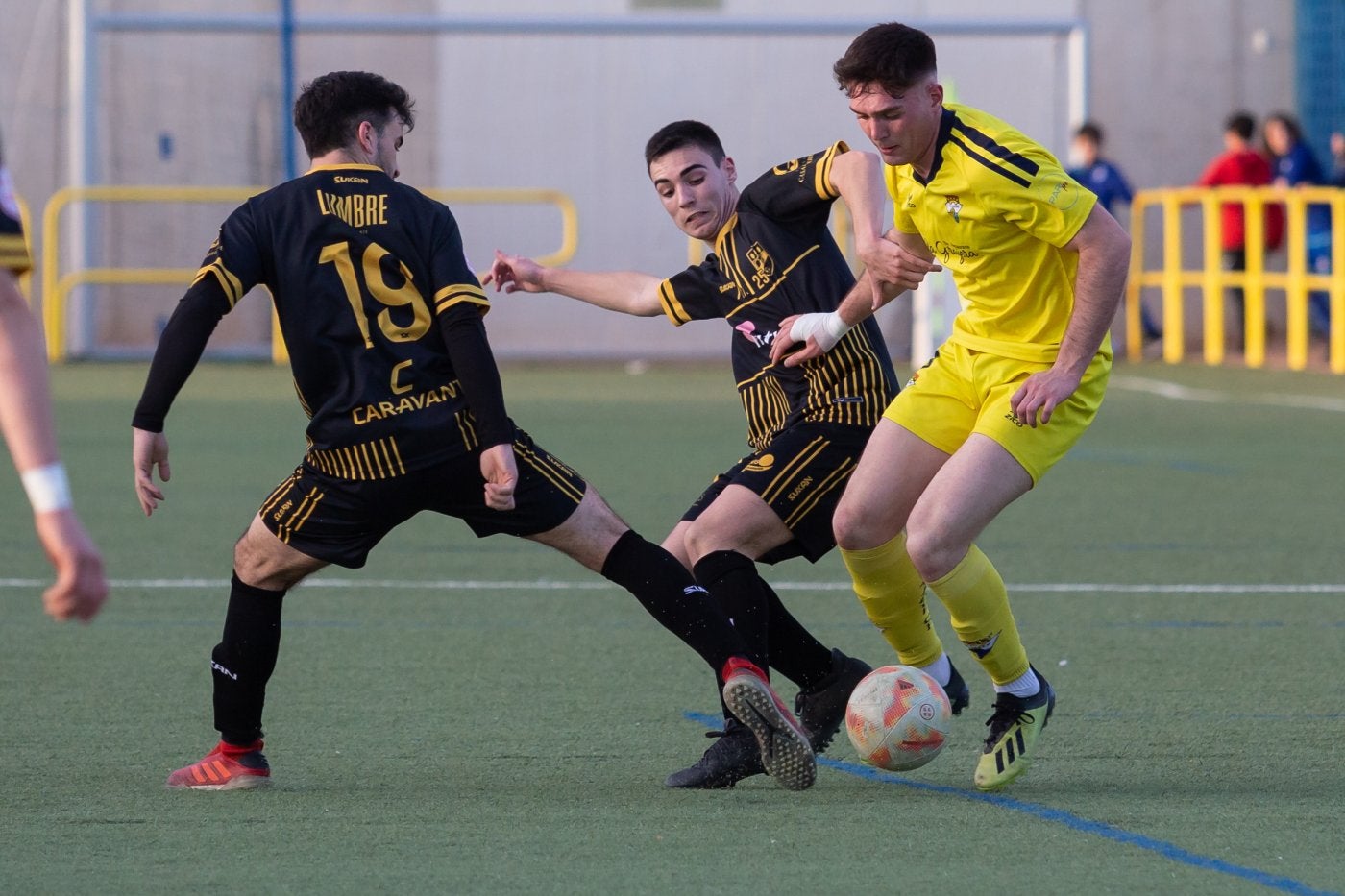 Dos jugadores del Casalarreina intentan quitar el balón al Yagüe.