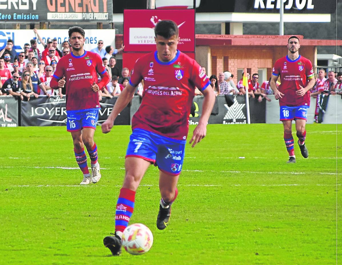 Davo con el balón en la planilla.