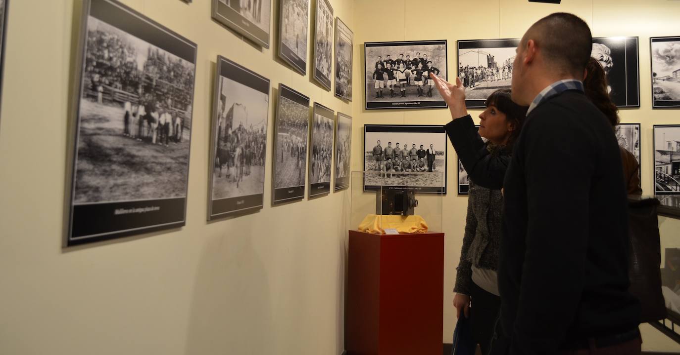 Fotografías del Fondo Bella, en la exposición que organizó el Ayuntamiento en la Casa de los Curas ,en el año 2015, cuando se realizó la donación.
