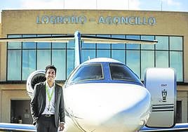 Joan Ibáñez, nuevo director del aeropuerto, posa junto a un avión privado que llegó la semana pasada a Agoncillo desde el Reino Unido.