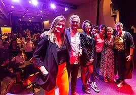 Alejandro Ramonda con el del equipo de la Sala Negra, ayer durante la celebración del quinto aniversario de este café-teatro.