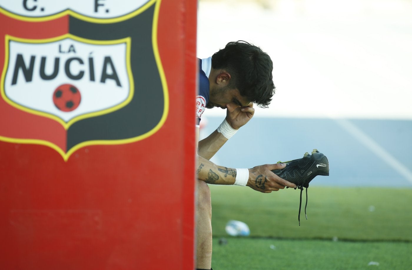 Ricardo Schutte mira hacia el suelo después de concluir el partido en La Nucía.