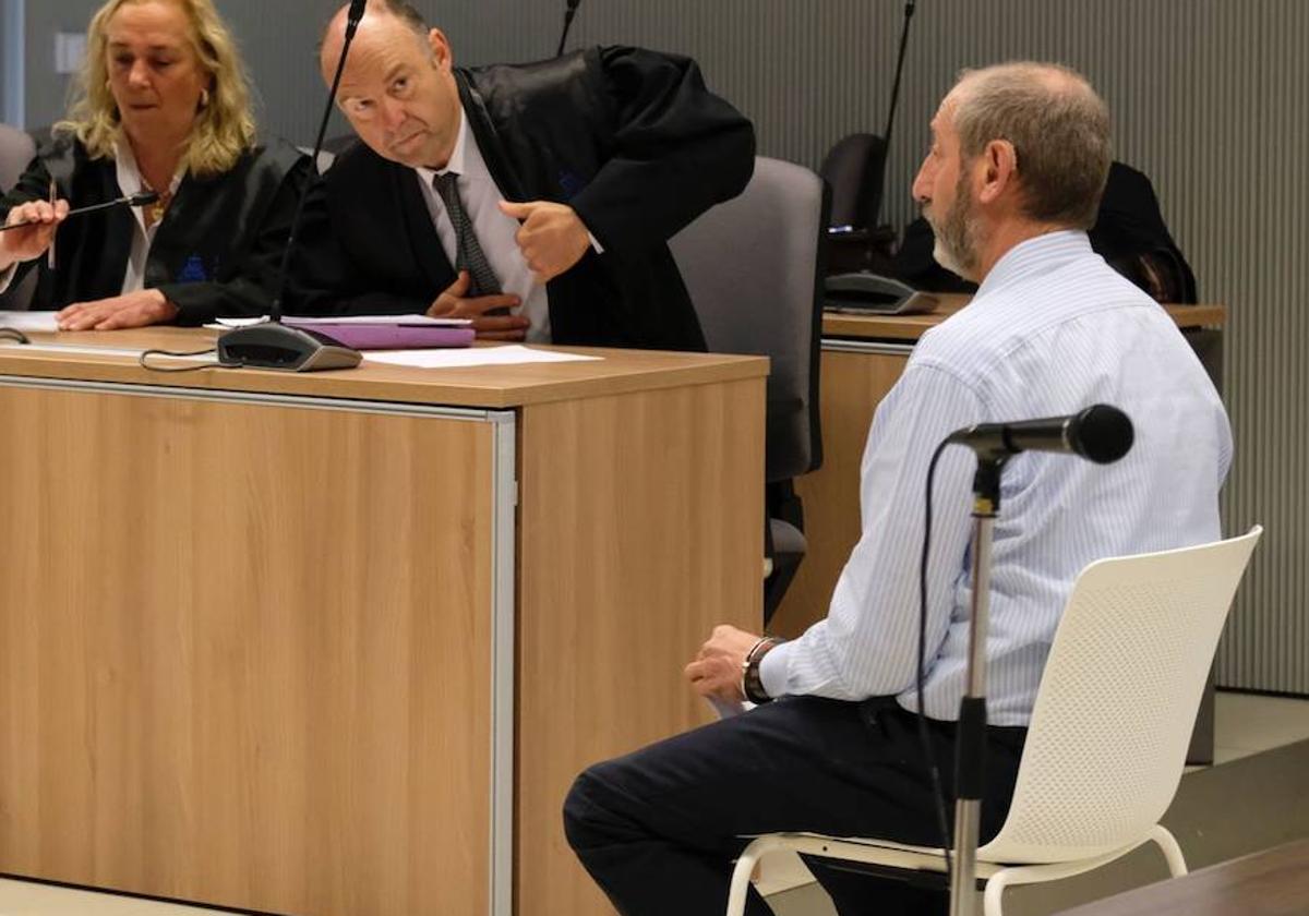 Almeida, con camisa clara, este lunes en el juicio por el asesinato de Álex.