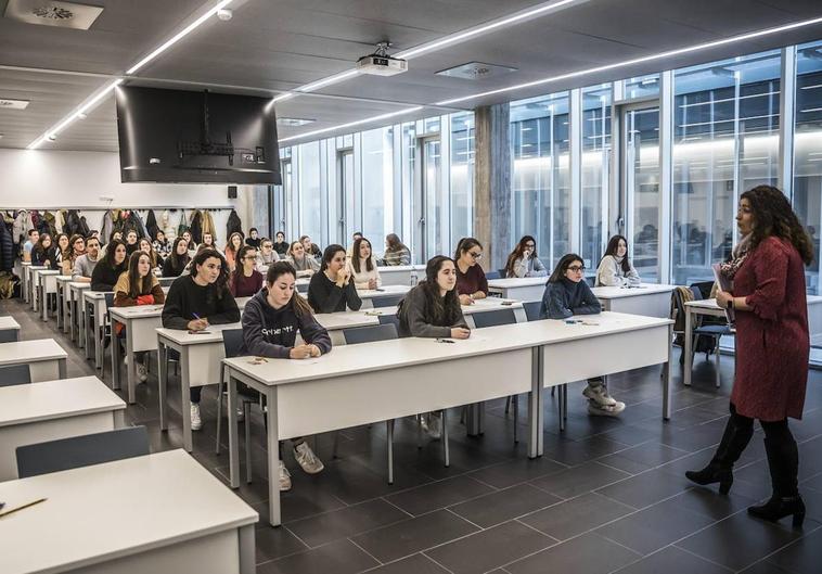 Estudiantes durante un examen en el edificio de Enfermería.