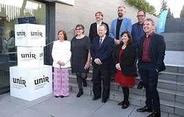En primera línea en la puerta de acceso a UNIR, Marisa Corzana; Esther Felipe; el rector José María Vázquez; la vicerrectora de Acción Cultural, Teresa Santa María, y Santiago Tabernero. Detrás, Santiago Vivanco, Domingo García y Benjamín Blanco.