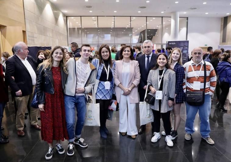 Más de un millar de jóvenes y 65 empresas, en la primera feria regional 'Crea empleo'