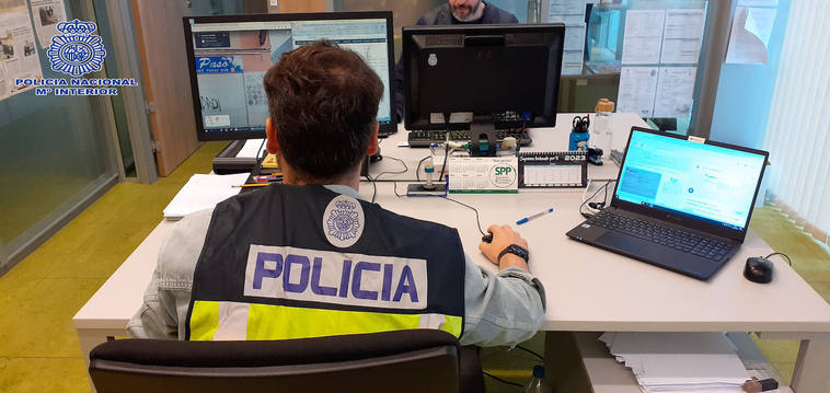 Investigados dos hombres que consumían pornografía infantil en el trabajo