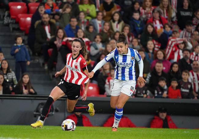 Ana Tejada, a la derecha, lucha por un balón