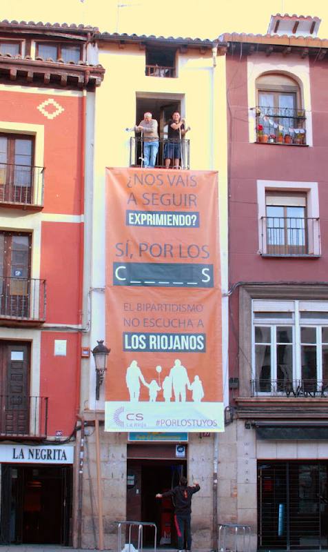 Cartel de Ciudadanos en El Submarino de la plaza del Mercado.