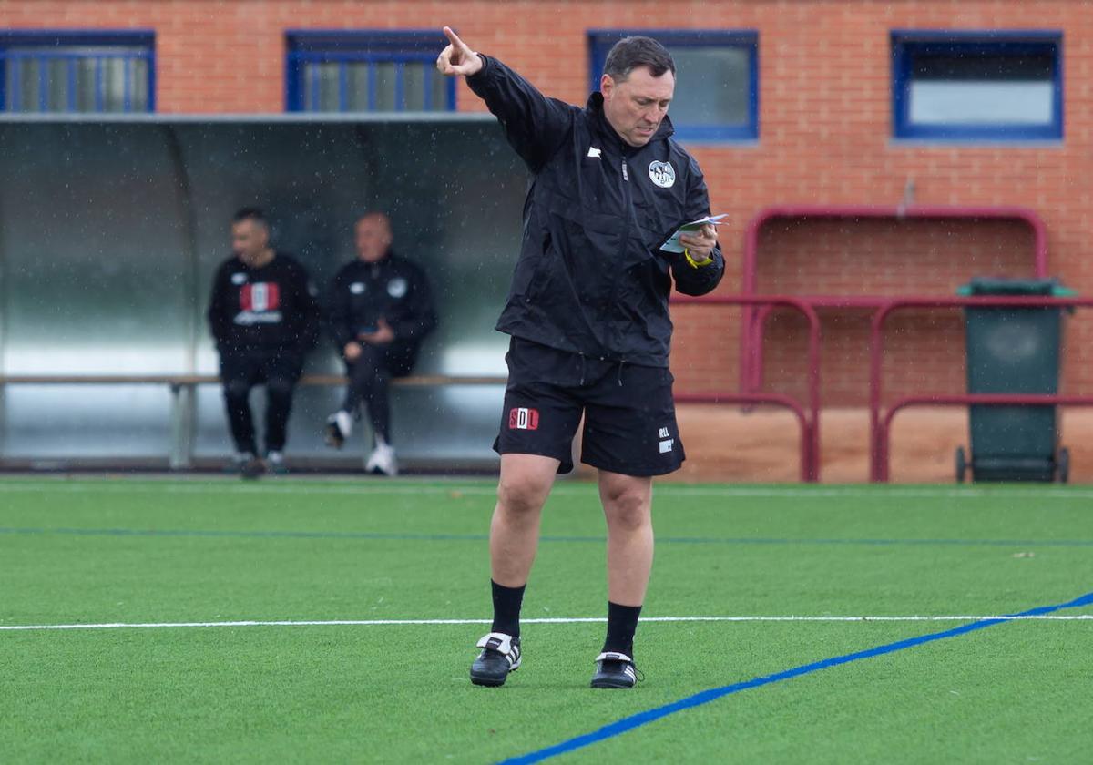 Raúl Llona, entrenador de la SD Logroñés, en un entrenamiento.