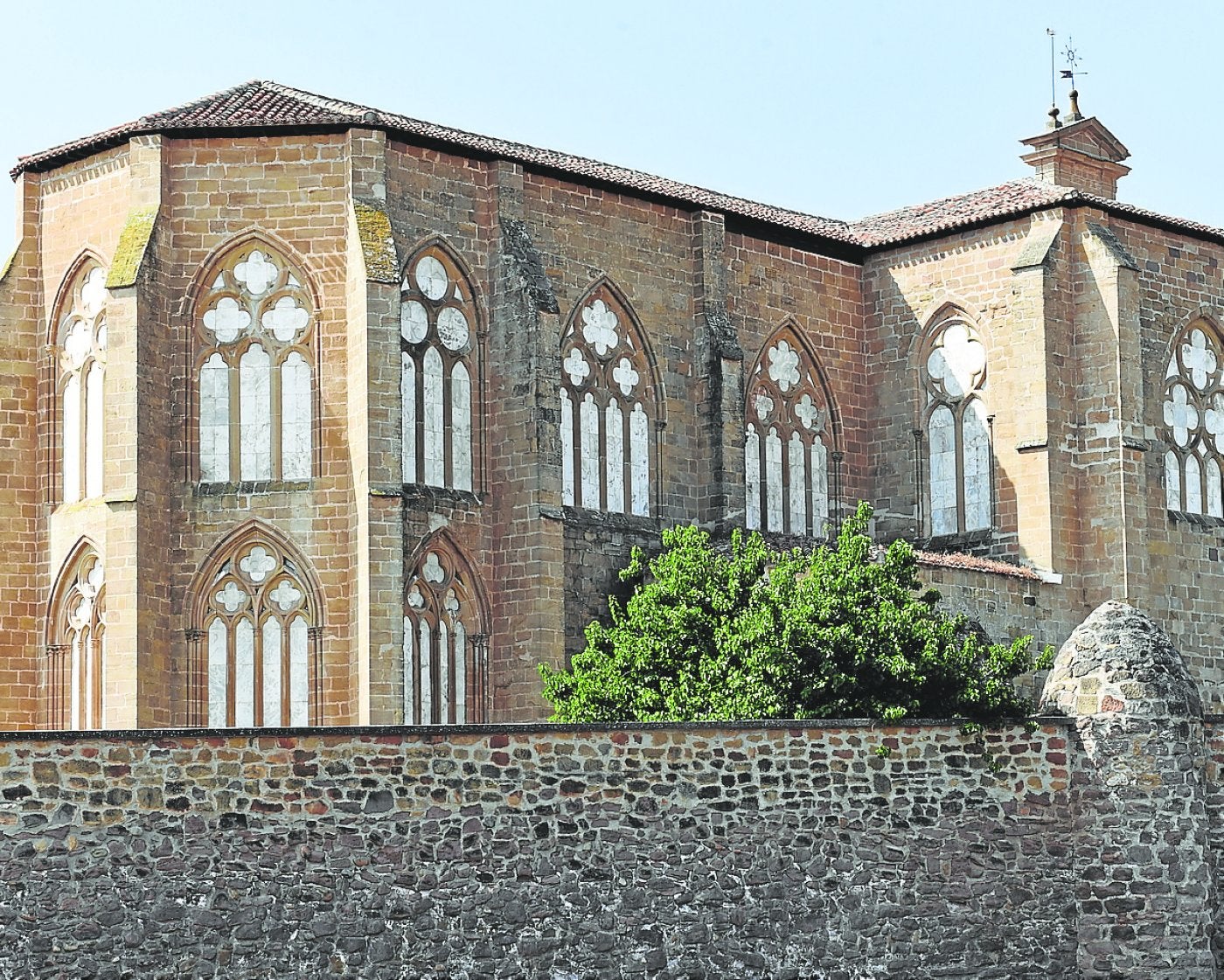 Exterior e interior (abajo) del Monasterio de Santa María de San Salvador, en Cañas.