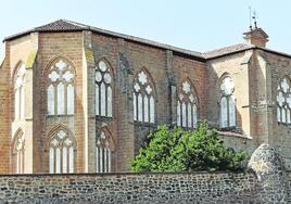 Exterior e interior (abajo) del Monasterio de Santa María de San Salvador, en Cañas.