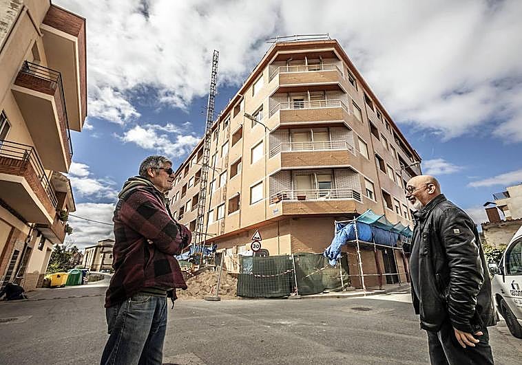 Pedro Navia e Iñigo Aragón, vecinos del número 2 de la calle El Cristo de Lardero, aún en obras.
