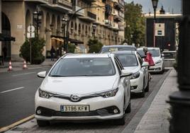 Taxis aparacados en la plaza El Espolón de Logroño