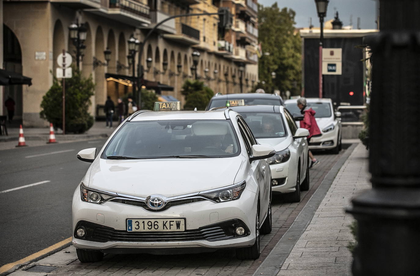 Taxis aparacados en la plaza El Espolón de Logroño