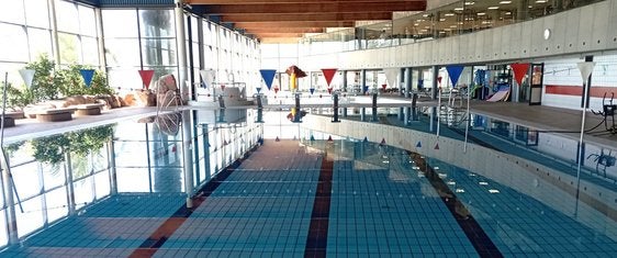 Piscina climatizada de La Planilla, preparada para abrirse al público, y uno de los nuevos vestuarios.