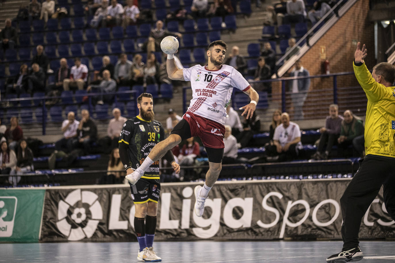 El Logroño continúa en la lucha por Europa tras ganar al Cangas