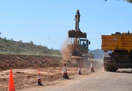 Las máquinas trabajan desde hace semanas en el acondicionamiento del entorno del embalse.