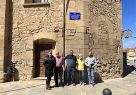 Alcalde, concejales y familiares de Lucas Rubio, junto a la placa.