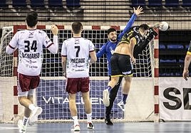 Paradón de Jorge Pérez a Gayo; acto seguido detuvo un tiro a Simes.