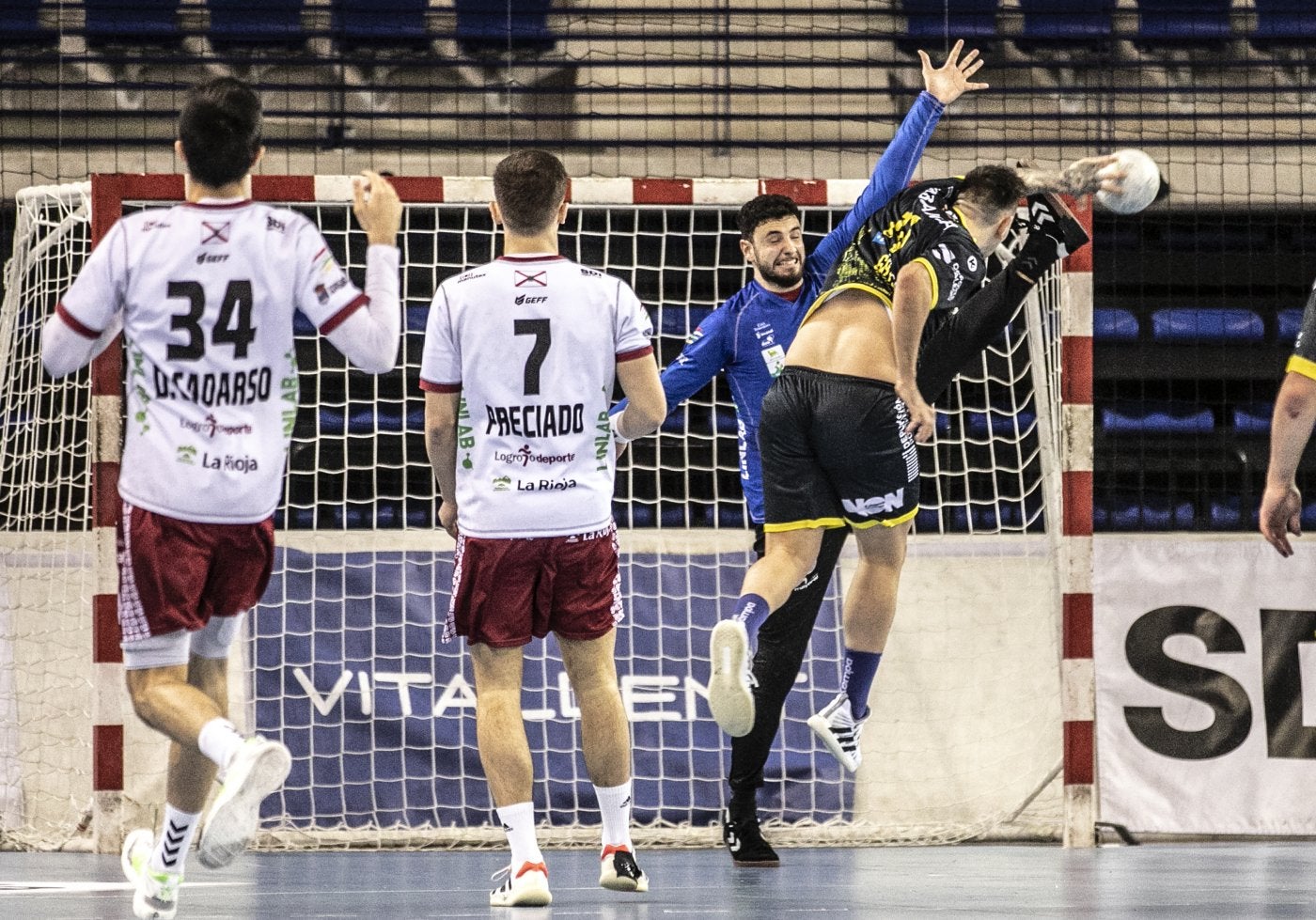 Paradón de Jorge Pérez a Gayo; acto seguido detuvo un tiro a Simes.