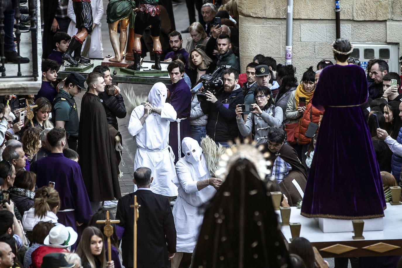 Miles de personas acuden a los Picaos de San Vicente de la Sonsierra