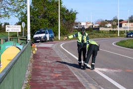 Dos agentes de la Guardia Civil estudian la zona del atropello cerca del camping.