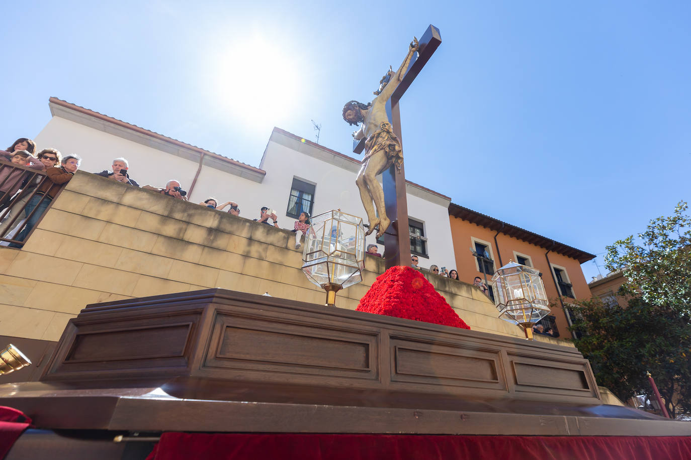 Emoción ante el Santo Cristo de las Ánimas