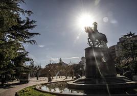 El solo corona a Espartero en el centro de Logroño.