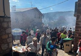 El pueblo se llenó de oloroso humo de la panceta.