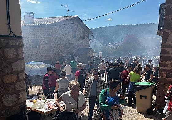 El pueblo se llenó de oloroso humo de la panceta.
