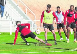 Algarra juega el balón ante Cristian, en el entrenamiento del pasado miércoles.