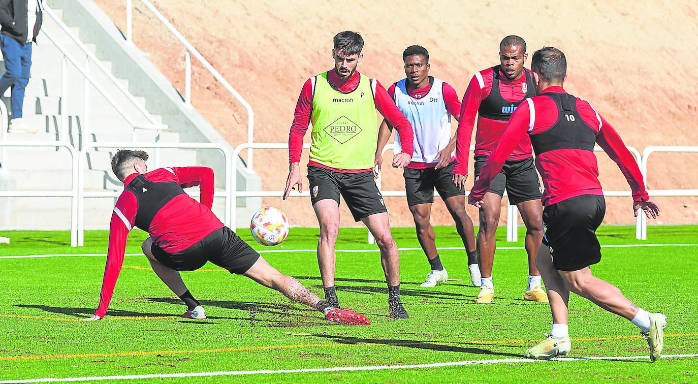 Algarra juega el balón ante Cristian, en el entrenamiento del pasado miércoles.