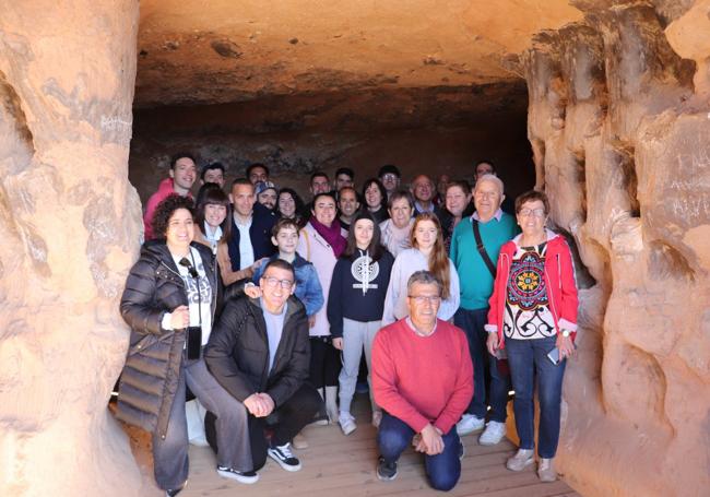 Joya en Arnedo. Un grupo de visitantes de la Villa de Ocón, Murchante, Calahorra, Cantabria, Baracaldo y Dublín, este jueves en las Cuevas.