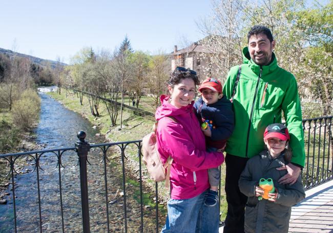 Junto al río Oja. Elena y Félix, con sus dos hijos, disfrutando del sol y de la villa.