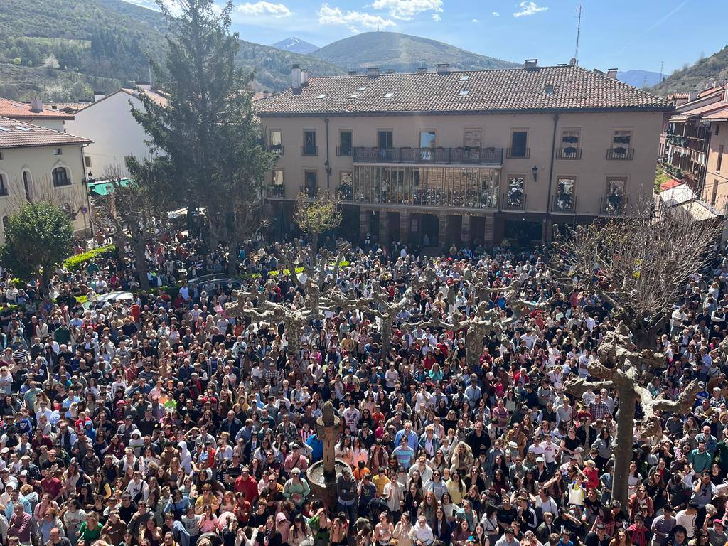 Cientos de personas se han reunido para 'luchar' por las 'aleluyas' o para contemplar el espectáculo en una radiante mañana.