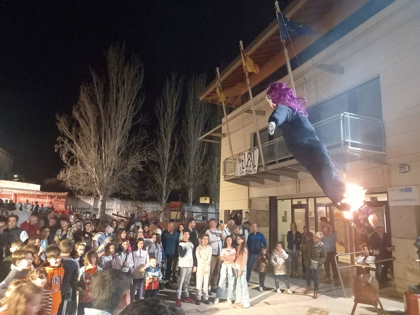 El Judas de El Redal se quemó en la noche del sábado.