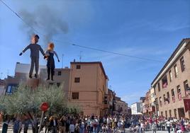 Numeroso público en Rincón de Soto para la quema de los 'judeses'.