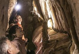 Visitantes en la gruta La Paz de las cuevas de Ortigosa durante el pasado jueves