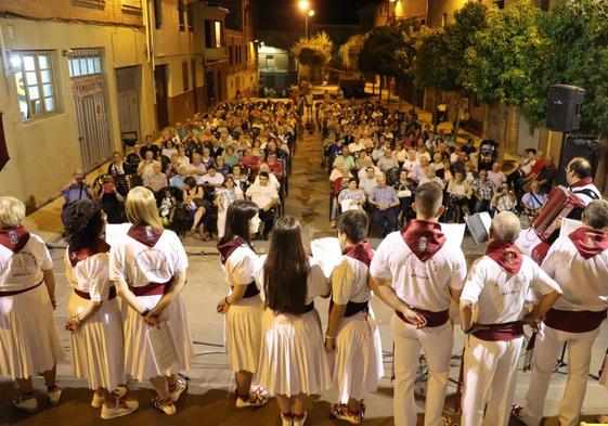 Un grupo de joteros, sobre el escenario durante las fiestas de El Burgo en Alfaro.