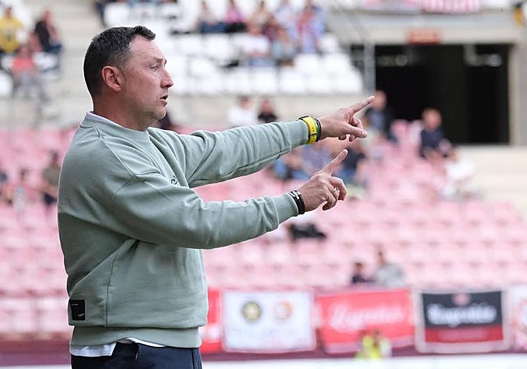Llona da instrucciones desde la banda en el partido del pasado domingo.