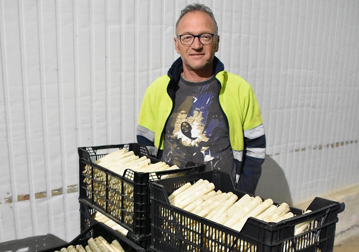 Miguel Ezquerro con sus espárragos en la SAT Valle de Rincón.